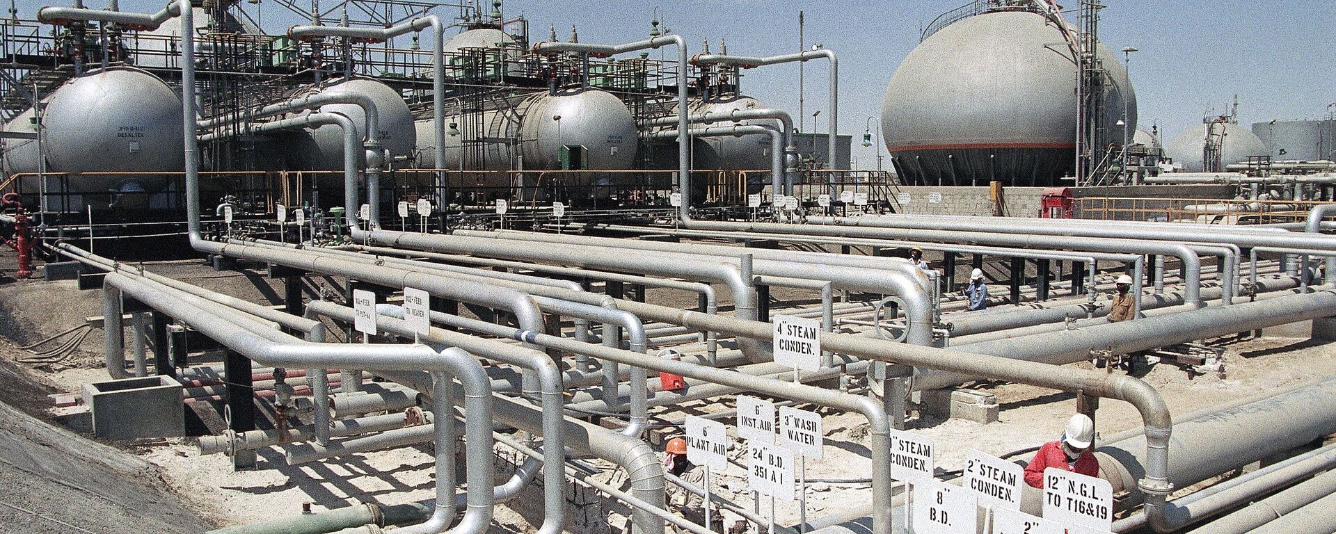Aramco refinery at Ras Tannura, Saudi Arabia in 1990 - Sputnik International, 1920, 12.03.2023