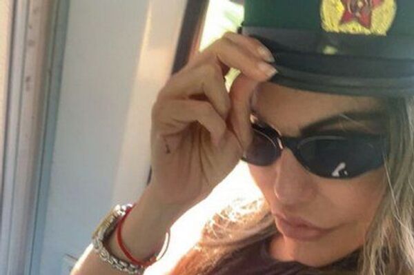 Brazilian Model Almost Gets Arrested in North Korea After Stealing Soldier’s Hat, Taking Nude Photos - Sputnik International