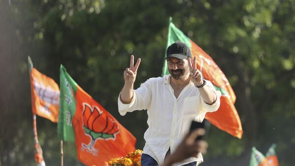 Bollywood actor and India's ruling Bharatiya Janata Party (BJP) candidate Sunny Deol gestures to the crowd during an election campaign road show at Dinanagar in northern state of Punjab, India, Thursday, May 2, 2019 - Sputnik International