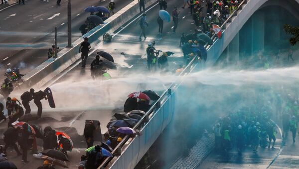 Демонстранты возле Центрального правительственного комплекса в Гонконге, Китай - Sputnik International