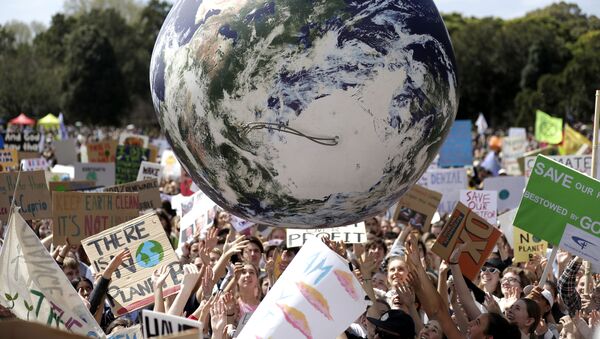 A large inflatable globe is bounced through the crowd as thousands of protestors, many of them school students, gather in Sydney, Friday, Sept. 20, 2019 - Sputnik International