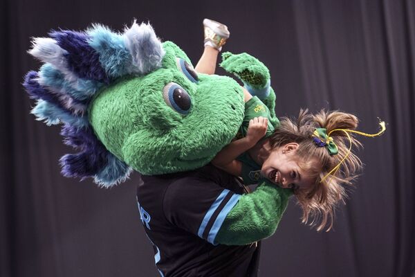 Gur-Gur, the mascot of this year's championships, holding a girl - Sputnik International