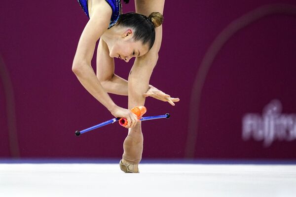 Sofia Maffeis from Italy performing a routine with clubs - Sputnik International