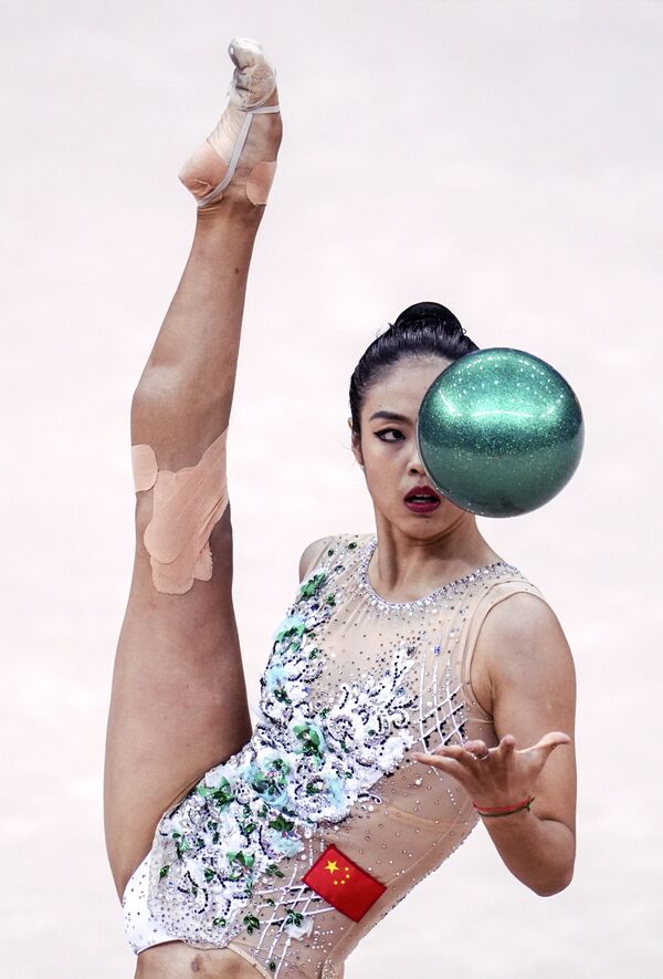 Zhao Yating from China amazes spectators with her ball routine - Sputnik International