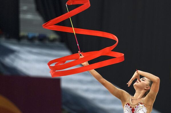 Russia's Dina Averina during a ribbon exercise - Sputnik International