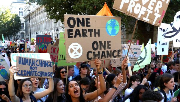 People attend a climate change demonstration in London, Britain, September 20, 2019. REUTERS/Simon Dawson - Sputnik International