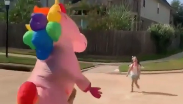 US Mom Surprises Child With Massive Unicorn Costume - Sputnik International