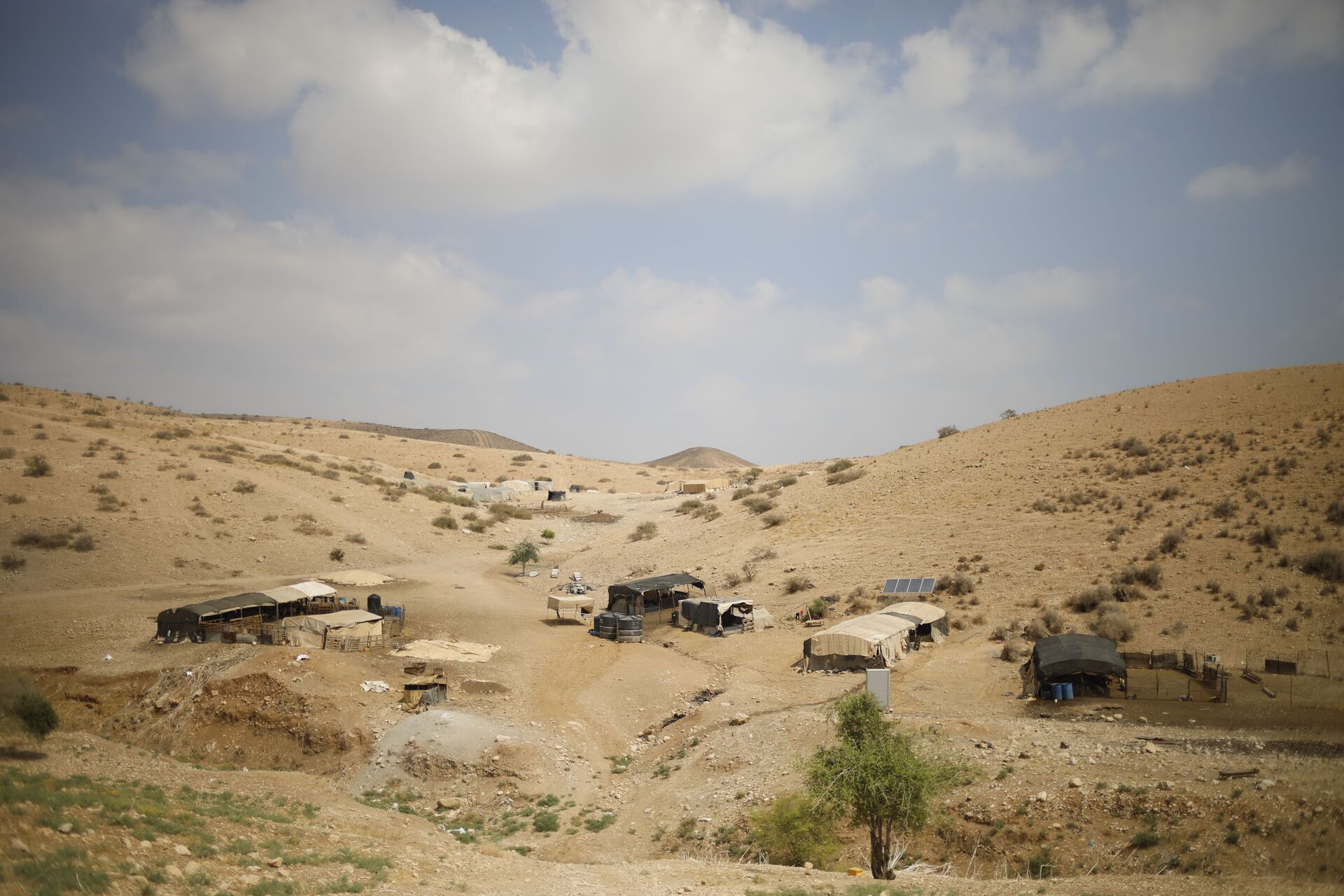 Palestinian Bedouin homes are seen in the Israeli-occupied West Bank, Wednesday, Sept. 11, 2019. Israeli Prime Minister Benjamin Netanyahu’s election eve vow to annex the Jordan Valley if he is re-elected has sparked an angry Arab rebuke and injected the Palestinians into a campaign that had almost entirely ignored them. (AP Photo/Ariel Schalit) - Sputnik International, 1920, 23.11.2023