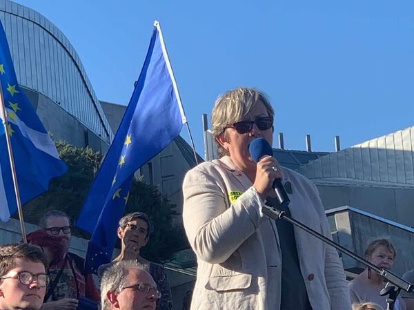 Pro-EU Demonstrators 'March to Remain' for Peace and Climate Action in Edinburgh - Photos - Sputnik International