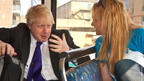 Boris Johnson and Jennifer Arcuri speak on a campaign bus in 2012. - Sputnik International