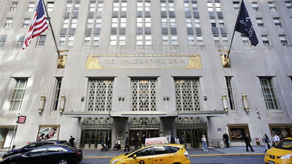 FILE - In this Oct. 6, 2014 file photo, a taxi passes in front of the fabled Waldorf Astoria hotel in New York. It's official. The U.S. government says it’s abandoning decades of tradition and moving out of New York's famed Waldorf-Astoria Hotel, which a Chinese firm bought last year from Hilton Worldwide. (AP Photo/Mark Lennihan, File) - Sputnik International