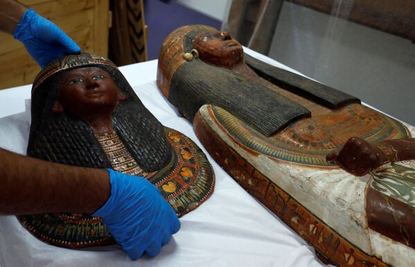 A mask of Sennedjem's wife after it was removed from his coffin at the National Museum of Egyptian Civilization in Cairo - Sputnik International