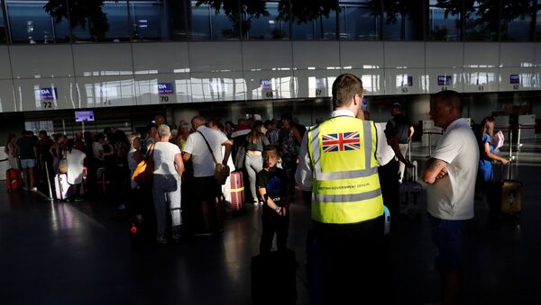 British tourist Charles Lawrie is informed by a British Government official at Dalaman Airport after Thomas Cook, the world's oldest travel firm, collapsed - Sputnik International