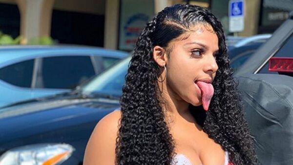 Mikayla Saravia, 21, from West Palm Beach, Florida, has garnered social media fame with the help of her long tongue - Sputnik International