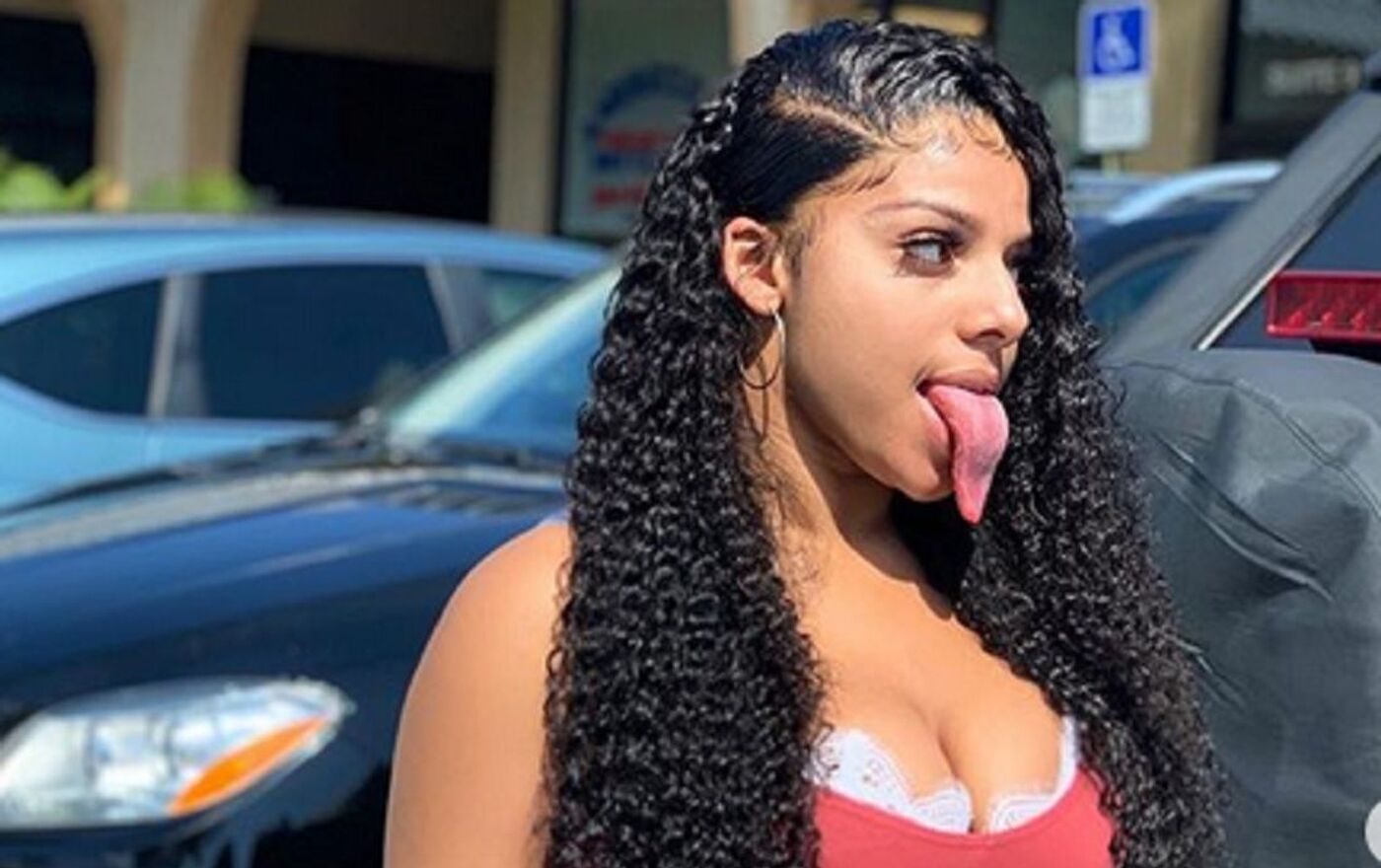 Videos: US Blogger Claims $100.000 Earned Annually by Displaying Her Tongue