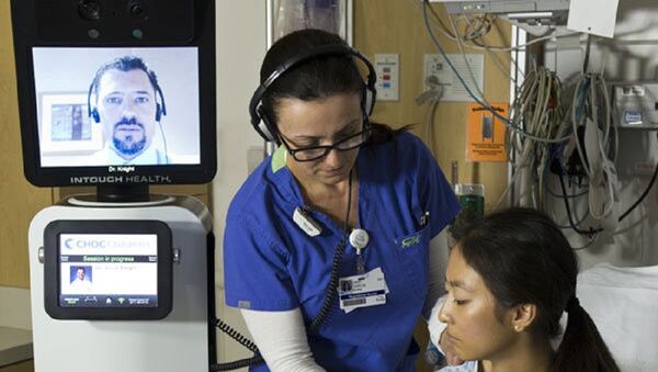 A nurse checks a patient’s vitals during a consultation by the RP-VITA robotic doctor. - Sputnik International