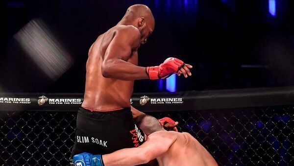 MMA Fighter Michael 'Venom' Page Destroy Rival Richard Kiely With 'Jumping Knee' - Sputnik International