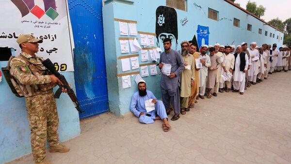 Men arrive to cast their votes outside a polling station in the presidential election in Jalalabad, Afghanistan 28 September 2019.  - Sputnik International