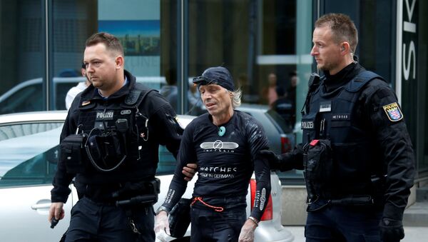 French urban climber Alain Robert, also known as The French Spiderman, is escorted by German police after he climbed the Skyper building in Frankfurt, Germany, September 28, 2019 - Sputnik International