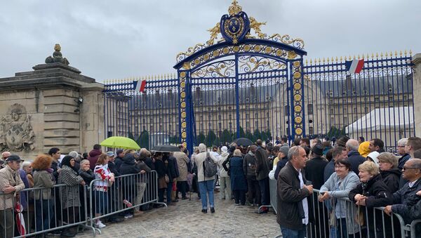 People outside the gate at Chirac's funeral - Sputnik International