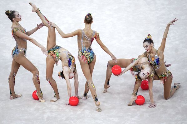 Russia's team performs a routine with 5 balls in the finals of the group program at the 2019 Artistic Gymnastics World Championship in Baku. - Sputnik International