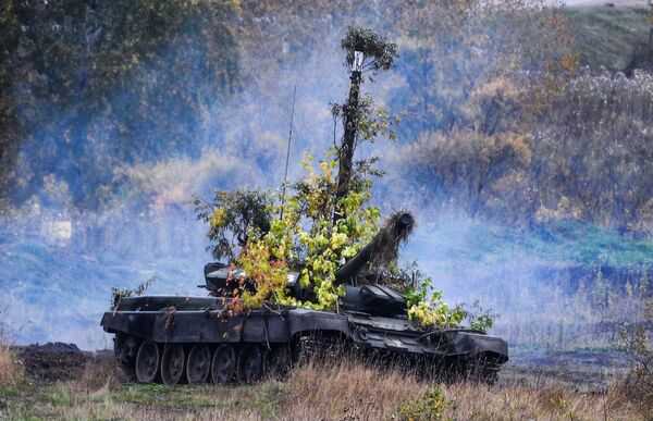 Tank T-72B3 at the Yurginsky training ground in the Kemerovo region during the Centre - 2019 strategic exercises.  - Sputnik International