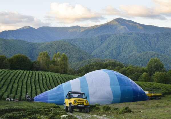 Balloonists prepare hot air balloons for flight during the Sochi Balloon Festival, in Sochi, Russia. - Sputnik International