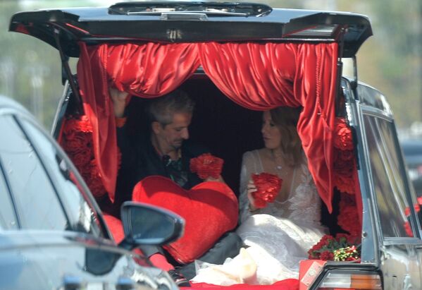 Stage and film director Konstantin Bogomolov and TV host Ksenia Sobchak in a wedding car  - Sputnik International