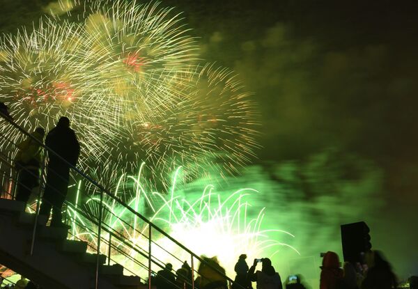Visitors watch the closing ceremony for the Circle of Light 2019 festival in Moscow.  - Sputnik International