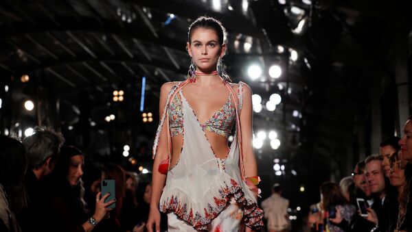 Model Kaia Gerber presents a creation by designer Isabel Marant as part of her Spring/Summer 2020 women's ready-to-wear collection show during Paris Fashion Week in Paris, France, September 26, 2019 - Sputnik International