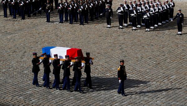 French Republican guards carry the flag-draped coffin of late French President Jacques Chirac during a military funeral honors ceremony at the Hotel des Invalides during a national day of mourning in Paris, France, September 30, 2019 - Sputnik International