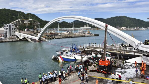 Rescuers work near the site of a collapsed bridge in Nanfangao, eastern Taiwan. Tuesday, Oct. 1, 2019 - Sputnik International