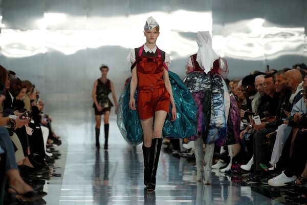 A model presents a creation by designer John Galliano as part of his Spring/Summer 2020 women's ready-to-wear collection show for Maison Margiela during the Paris Fashion Week in Paris, France, September 25, 2019.  - Sputnik International