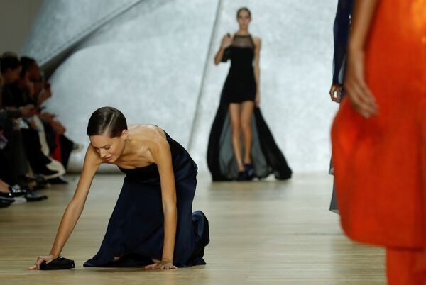 A model stumbles as she presents a creation by Swiss designer Albert Kriemler as part of his Spring/Summer 2020 women's ready-to-wear collection show for fashion house Akris during the Paris Fashion Week in Paris, France, September 29, 2019.  - Sputnik International