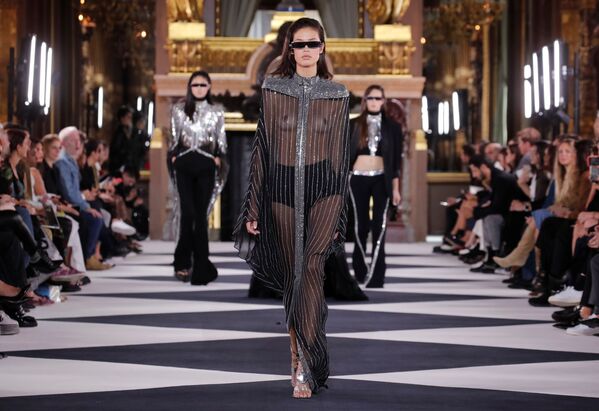 A model presents a creation by designer Olivier Rousteing as part of his Spring/Summer 2020 women's ready-to-wear collection show for Balmain fashion house during Paris Fashion Week in Paris, France, September 27, 2019.  - Sputnik International