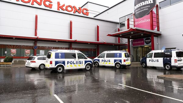 Police vans are seen in front of the Herman shopping centre where the Savo Vocational College is located in Kuopio, Finland, 1 October 2019 - Sputnik International