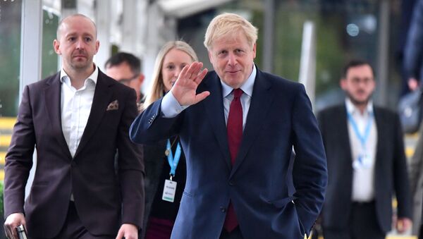 Britain's Prime Minister Boris Johnson (C) returns to his hotel after giving media interviews ahead of the third day of the annual Conservative Party conference in Manchester, north-west England on October 1, 2019. - Sputnik International