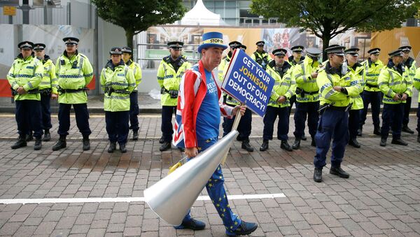 Anti-Brexit protester Steve Bray demonstrates outside the venue where the Conservative Party annual conference is held in Manchester, Britain, September 28, 2019 - Sputnik International