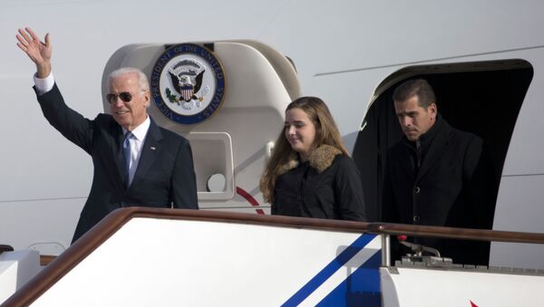 US Vice President Joe Biden waves as he walks out of Air Force Two with his granddaughter, Finnegan Biden (C) and son Hunter Biden (R) upon their arrival in Beijing on December 4, 2013.  - Sputnik International