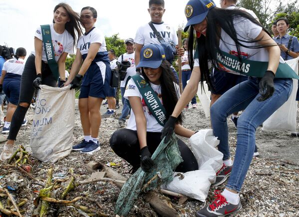 Rita Velasquez, right, of Honduras and Nazia Wadee, center, of South Africa, candidates for the Miss Earth 2019 beauty pageant, join the Philippine Navy as they conduct coastal cleanup, Sept. 30, 2019 in suburban Las Pinas city, south of Manila, Philippines. - Sputnik International