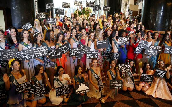 Candidates for the Miss Earth 2019 beauty pageant pose with their messages to save Mother Earth following their media presentation, Wednesday, Oct. 2, 2019 in Manila, Philippines. - Sputnik International