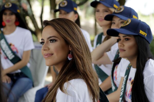 Sonia Romeo, center, of Spain, a candidate for the Miss Earth 2019 beauty pageant, listens to briefing prior to joining the Philippine Navy in conducting coastal cleanup, one of the activities lined up to call the attention to help save Mother Earth, Monday, Sept. 30, 2019 in suburban Las Pinas city, south of Manila, Philippines. - Sputnik International