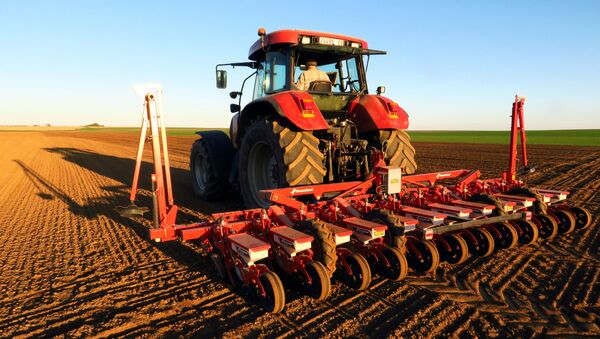 A farmer operates a tractor and a seeder in his field to sow sugar beets in the village of Crevecoeur-sur-Escaut near Cambrai, France, March 24, 2019 - Sputnik International