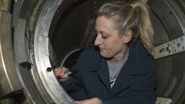 Former U.S. Olympian and professional soccer player Nikki Serlenga signs the inside of an Mark-67 torpedo tube aboard the Los Angeles-class attack submarine USS Asheville (SSN 758) during a Morale, Welfare, and Recreation (MWR) tour, June 12, 2019.  - Sputnik International
