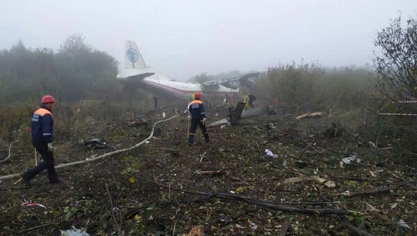 Members of emergency services work at the site of the Antonov-12 cargo airplane emergency landing in Lviv region, Ukraine October 4, 2019 - Sputnik International