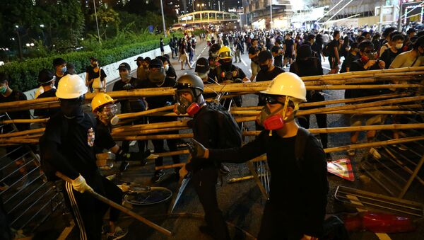 Anti-government protesters set up a barricade in Wong Tai Sin district, in Hong Kong, China October 4, 2019 - Sputnik International