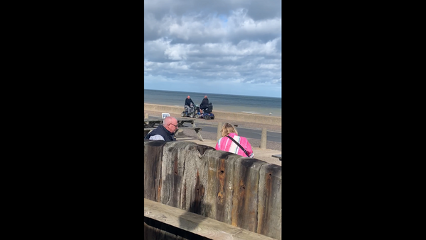 Scooter-Riding Men Engage in Battle Along UK Seafront - Sputnik International