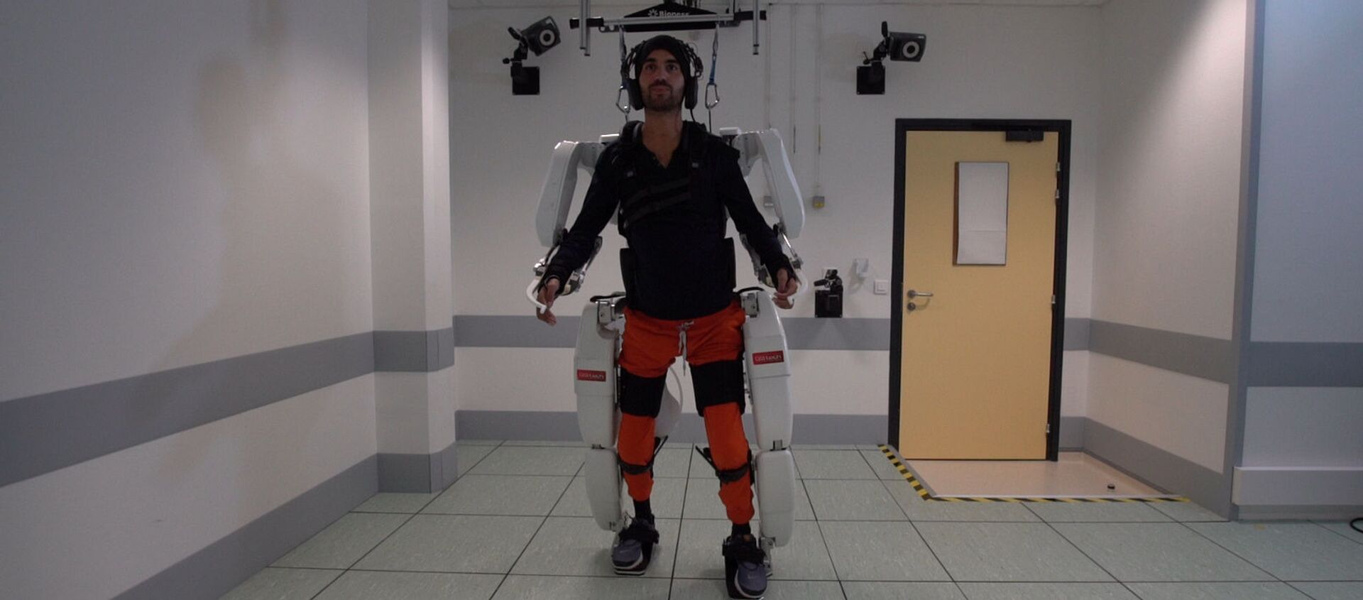A patient with tetraplegia walks using an exoskeleton in Grenoble, France, in February 2019 A patient with tetraplegia walks using an exoskeleton in Grenoble, France, in February 2019 - Sputnik International, 1920, 05.10.2019