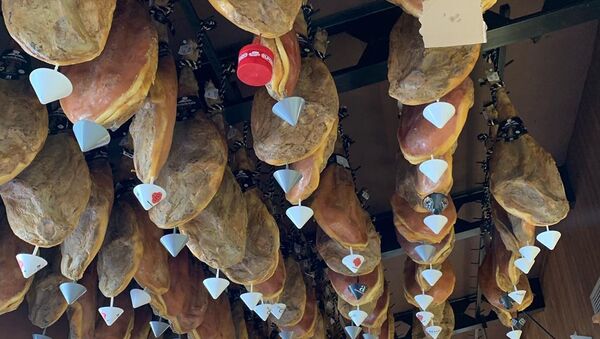 Jamon Hanging From the Ceiling in a Shop in Spain - Sputnik International