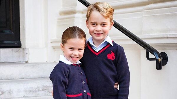 Prince George with his sister Princess Charlotte - Sputnik International